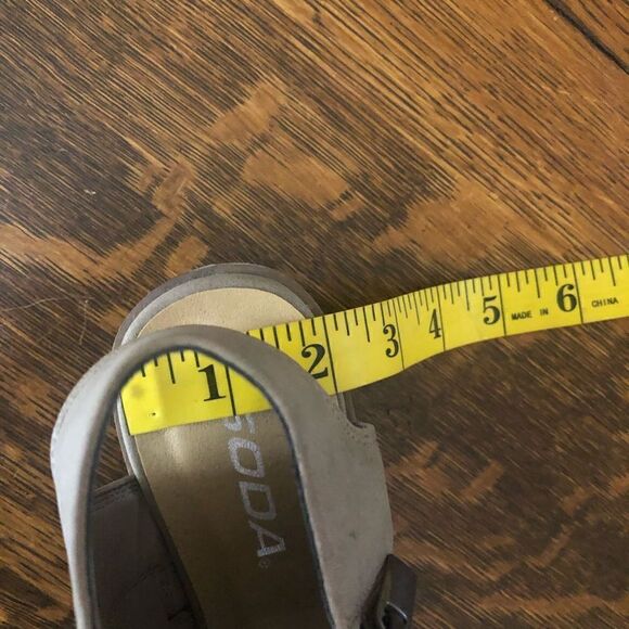 Soda Faux Leather Light Tan Cage Style Peep Toe SANDALS NWOB - Picture 11 of 12